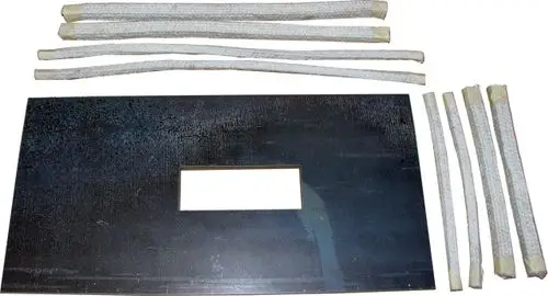 Hitzefeste Abbrandplatte von Wolf, umgeben von mehreren isolierten Röhren. Platte mit rechteckiger Aussparung in der Mitte, für Nutzung in spezifischen Heizsystemen.